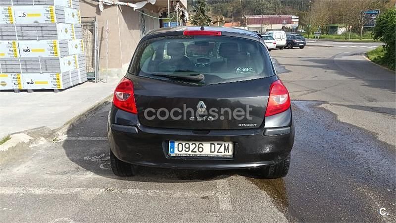 Usado Renault Clio II Authentique 75 CV (55 kW) 2006 Negro Berlina