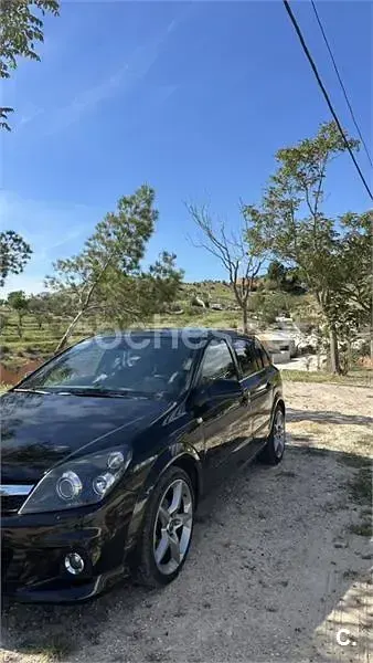 Używany Opel Astra Cosmo 110 KM (80 kW) 2010 Czarny Sedan/Limuzyna