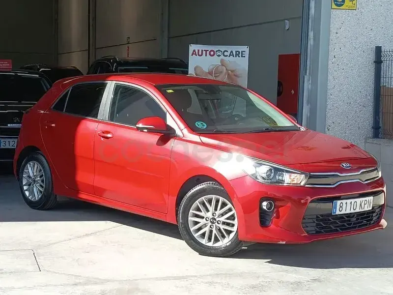 Usado Kia Rio 101 CV (74 kW) 2018 Rojo Berlina