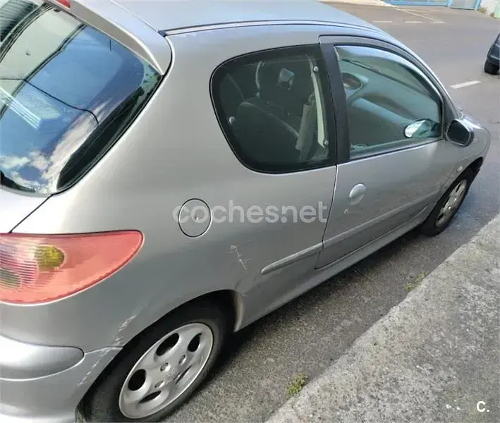Usado Peugeot 206 75 CV (55 kW) 2003 Gris / plata Berlina