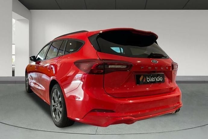 Usado Ford Focus ST-Line 125 CV (91 kW) 2024 Rojo Familiar