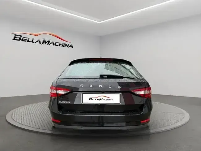 Usado Skoda Superb Ambition 122 CV (89 kW) 2021 Negro Familiar