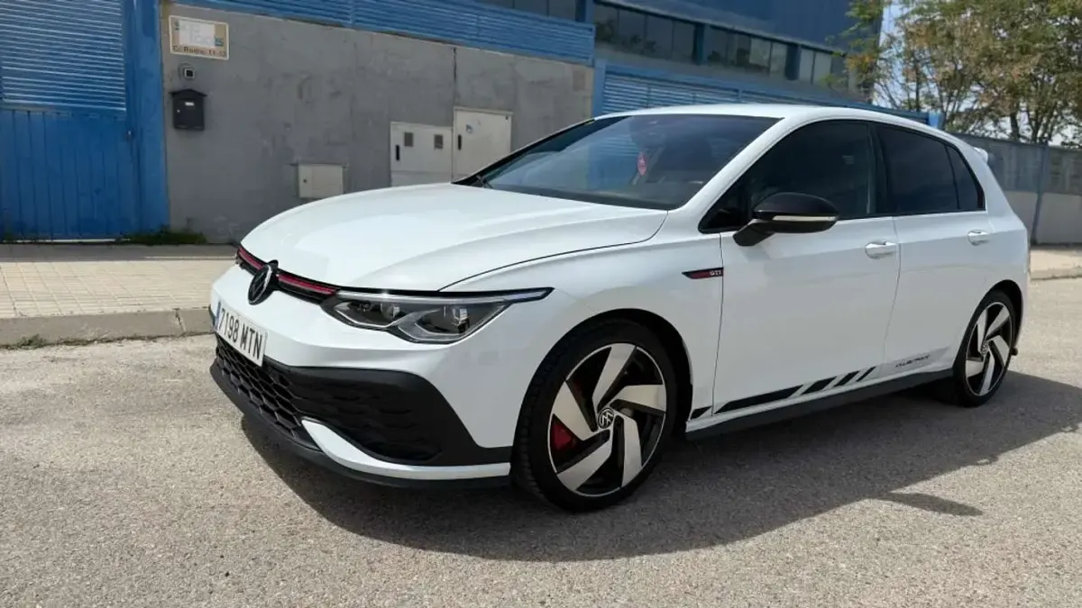 Usado VW Golf VIII GTI 300 CV (220 kW) 2022 Blanco Utilitario