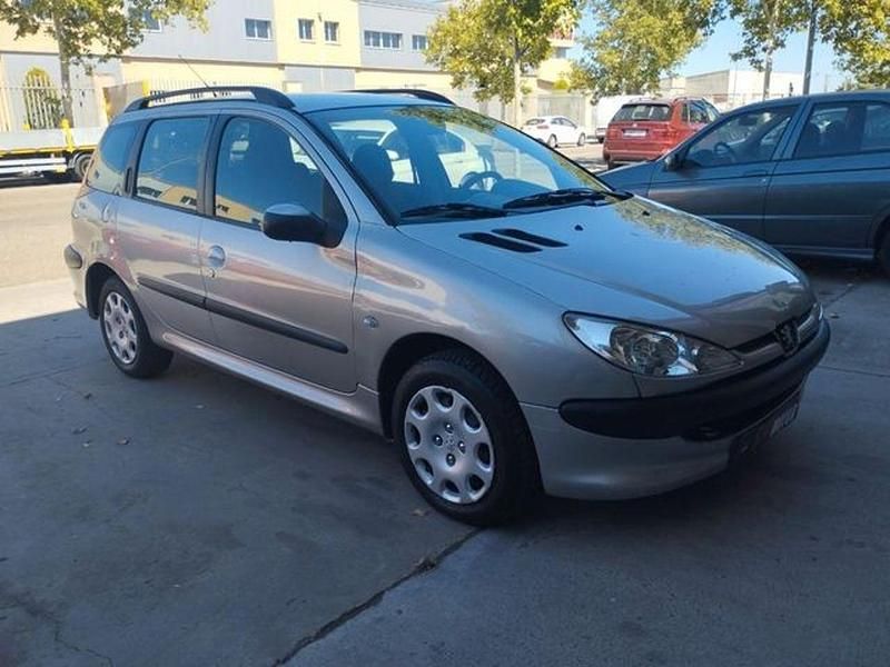 Usado Peugeot 206 70 CV (51 kW) 2005 Gris / plata Familiar