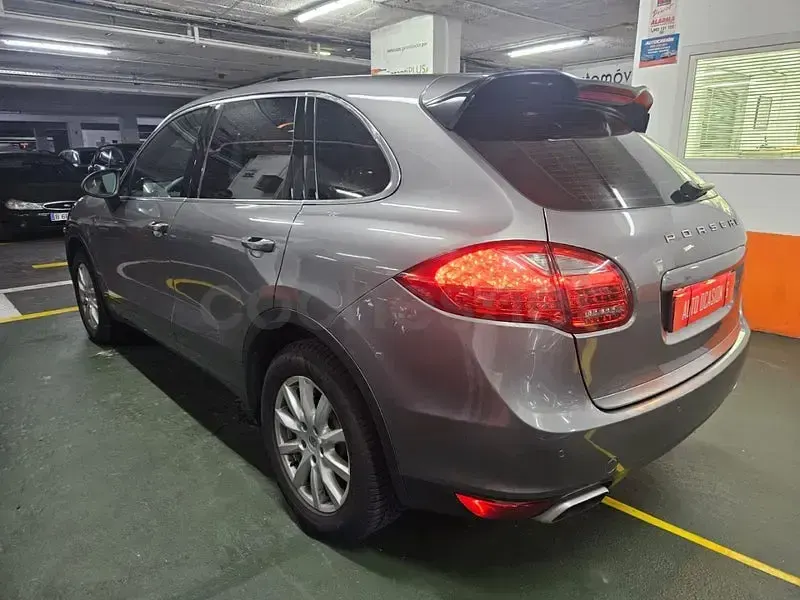 Usado Porsche Cayenne 382 CV (280 kW) 2013 Gris / plata SUV