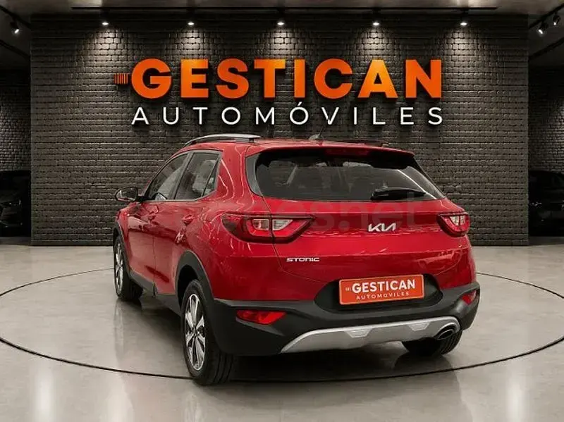 Usado Kia Stonic 100 CV (73 kW) 2023 Rojo SUV