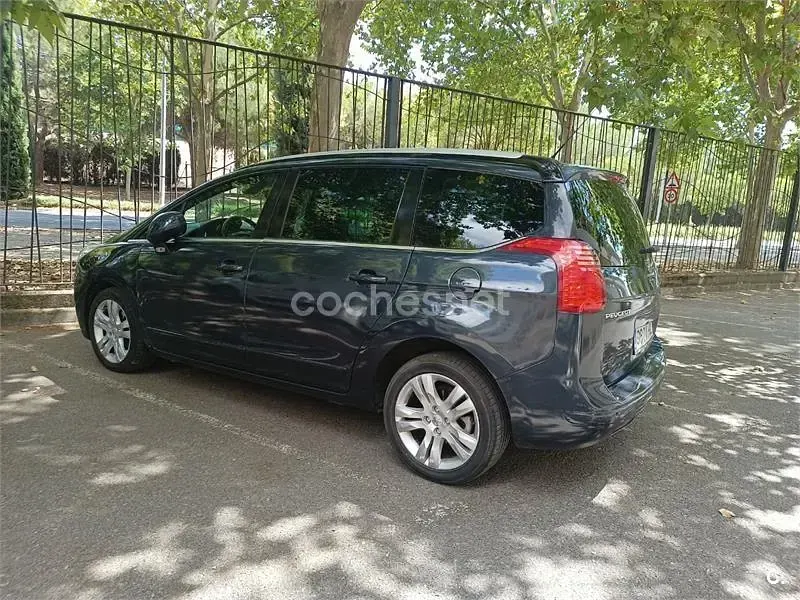 Usado Peugeot 5008 112 CV (82 kW) 2012 Azul Monovolumen