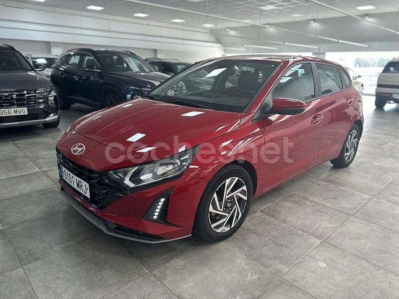 Granate Usado 2024 Hyundai i20 Berlina | 16.990 € (Precio justo) - Imagen 1/4