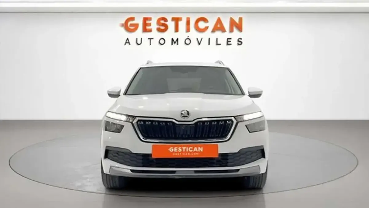 Usado Skoda Kamiq Ambition 110 CV (80 kW) 2021 Blanco SUV