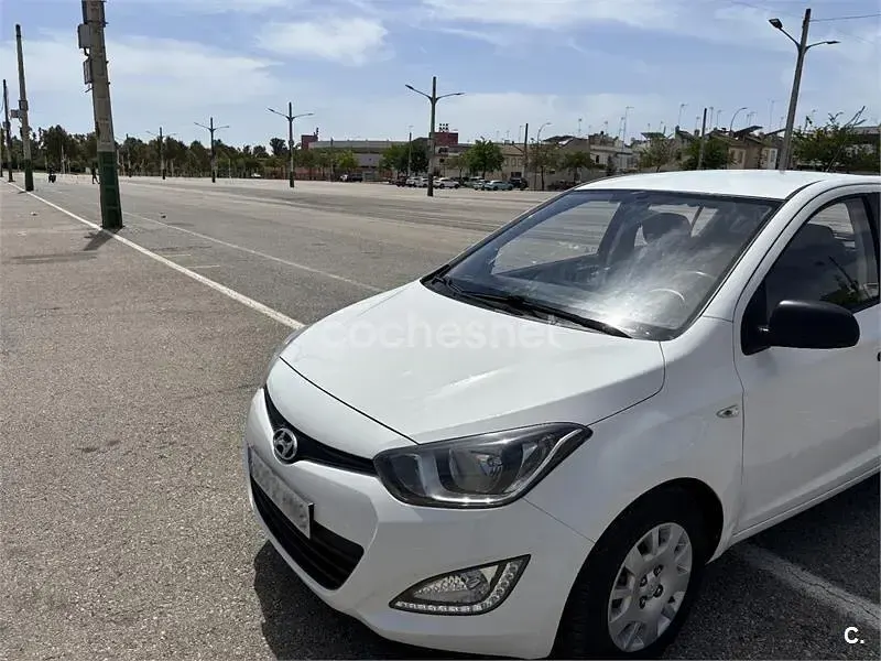 Usado Hyundai i20 85 CV (62 kW) 2012 Blanco Utilitario