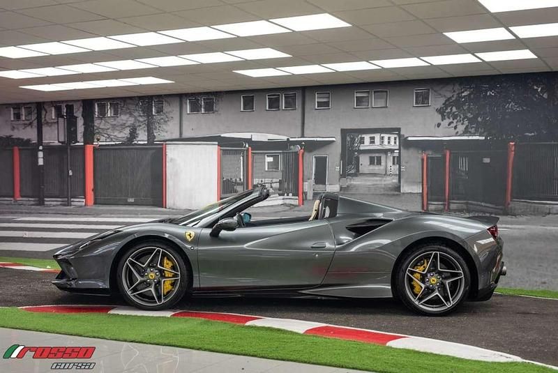 Usado Ferrari F8 721 CV (530 kW) 2022 Grigio silverstone Descapotable