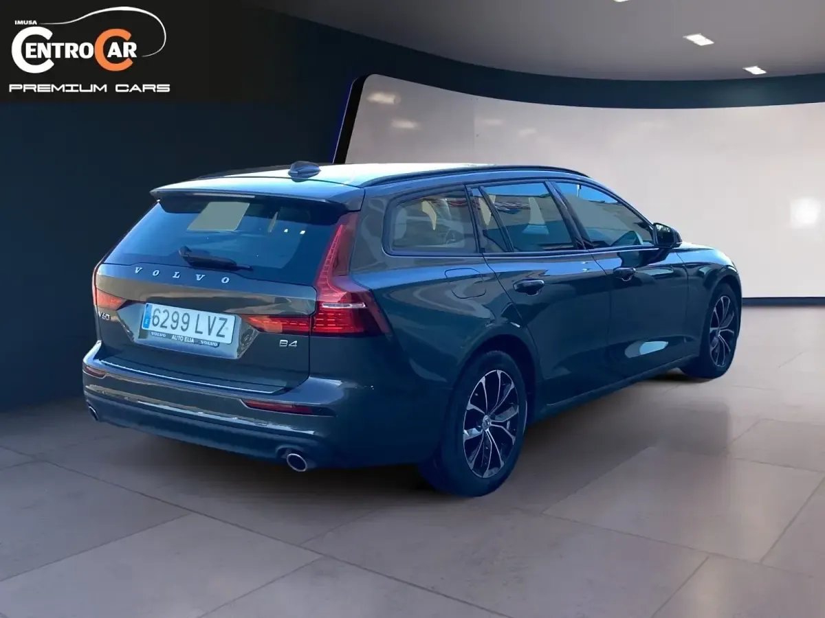 Usado Volvo V60 197 CV (144 kW) 2022 Verde Familiar