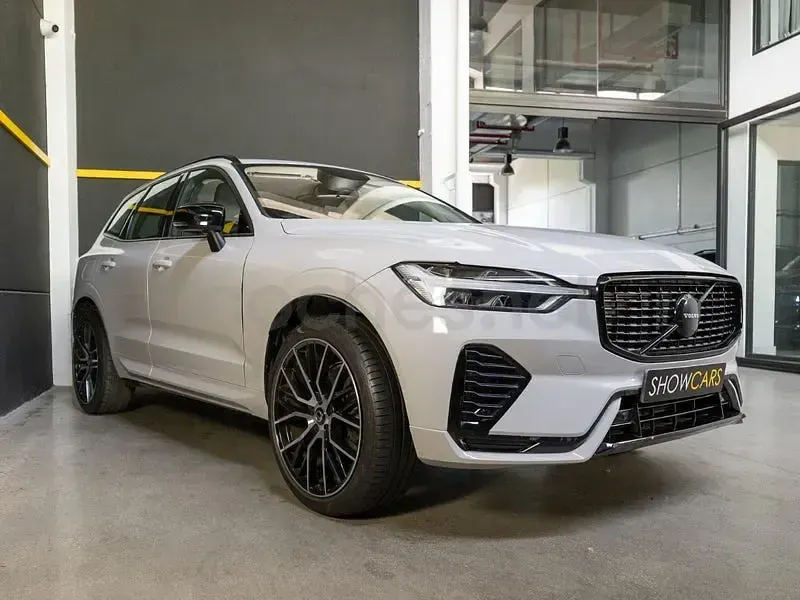 Usado Volvo XC60 R-Design 150 CV (110 kW) 2019 Gris / plata SUV
