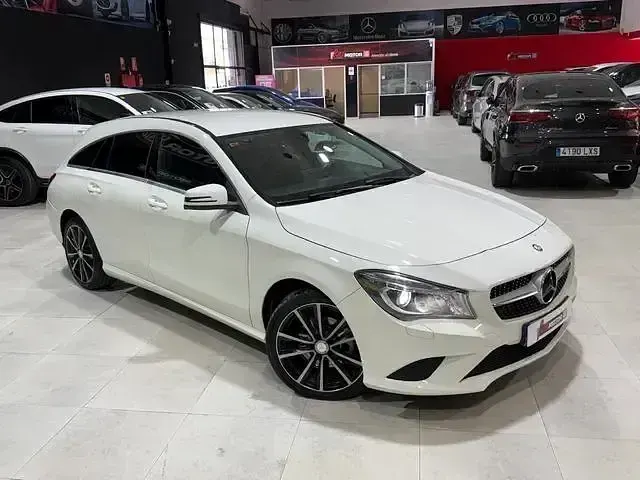 Usado Mercedes CLA200 Urban 136 CV (100 kW) 2016 Blanco Familiar