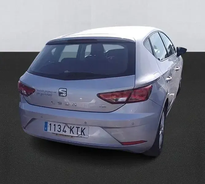 Usado Seat Leon Style 110 CV (80 kW) 2019 Gris / plata Berlina