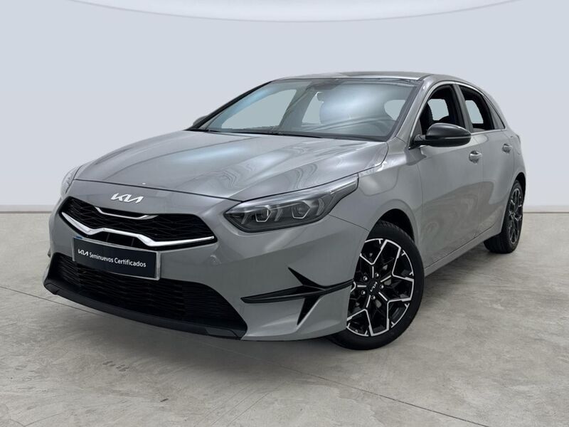 Gris / plata Usado 2024 Kia Ceed Style Berlina | 19.495 € (Precio justo) - Imagen 1/4