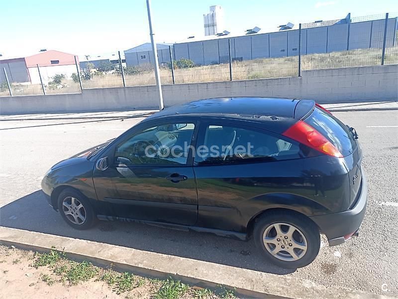 Usado Ford Focus Trend 100 CV (73 kW) 2002 Negro Berlina