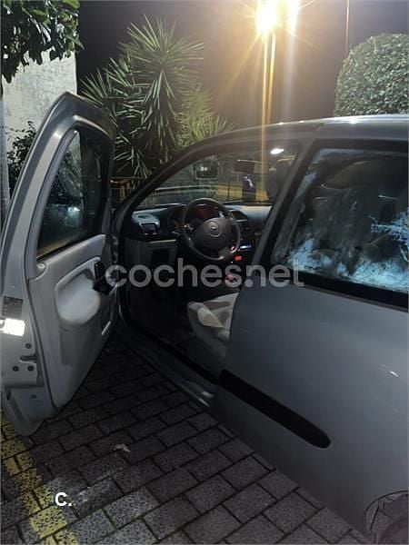 Usado Renault Clio II Authentique 70 CV (51 kW) 2006 Verde Berlina