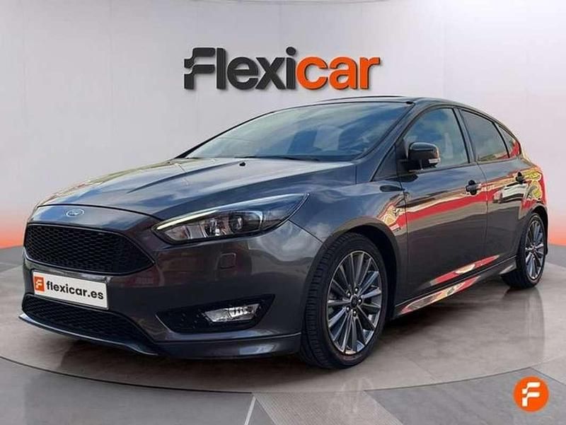 Usado Ford Focus ST-Line 125 CV (91 kW) 2018 Gris Utilitario