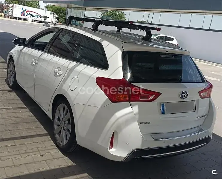 Usado Toyota Auris Hybrid Advance 136 CV (100 kW) 2013 Blanco Familiar