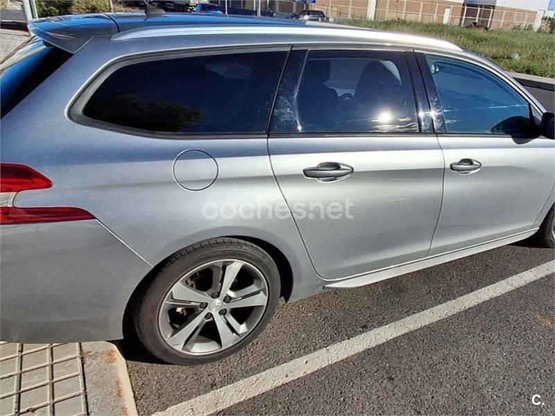 Usado Peugeot 308 SW Style 120 CV (88 kW) 2019 Gris / plata Familiar