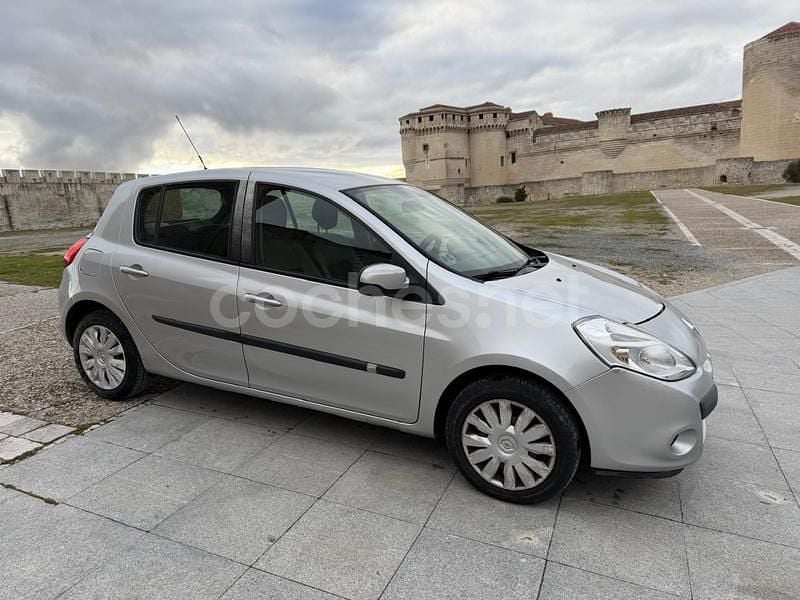 Gris / plata Usado 2010 Renault Clio II Authentique Berlina | 2400 € (Buen precio) - Imagen 1/4