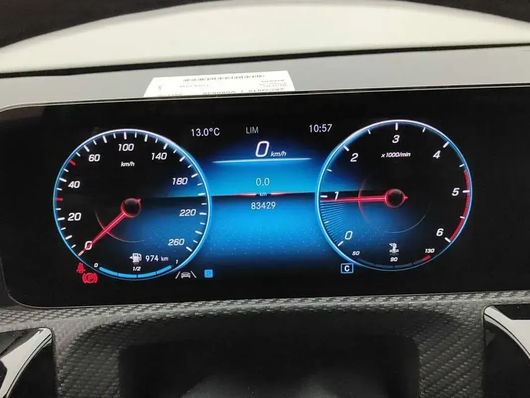 Usado Mercedes A180 116 CV (85 kW) 2021 Gris Utilitario