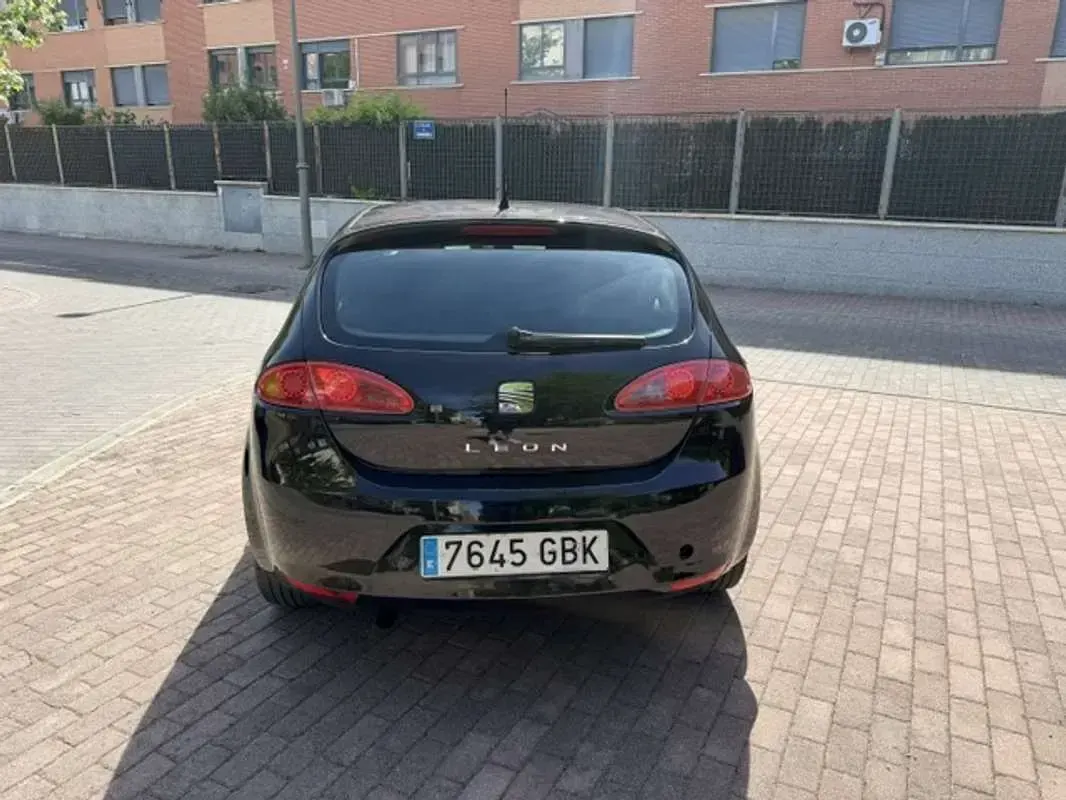 Usado Seat Leon Reference 105 CV (77 kW) 2008 Negro Utilitario