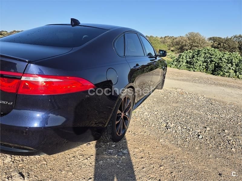 Usado Jaguar XF R-Sport 180 CV (132 kW) 2018 Azul Berlina
