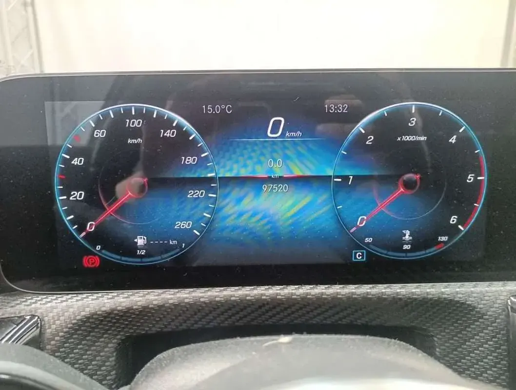 Usado Mercedes A180 116 CV (85 kW) 2021 Gris Utilitario