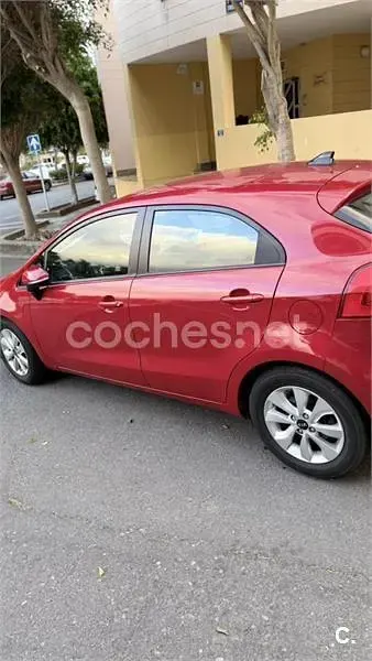 Usado Kia Rio 109 CV (80 kW) 2016 Rojo Utilitario