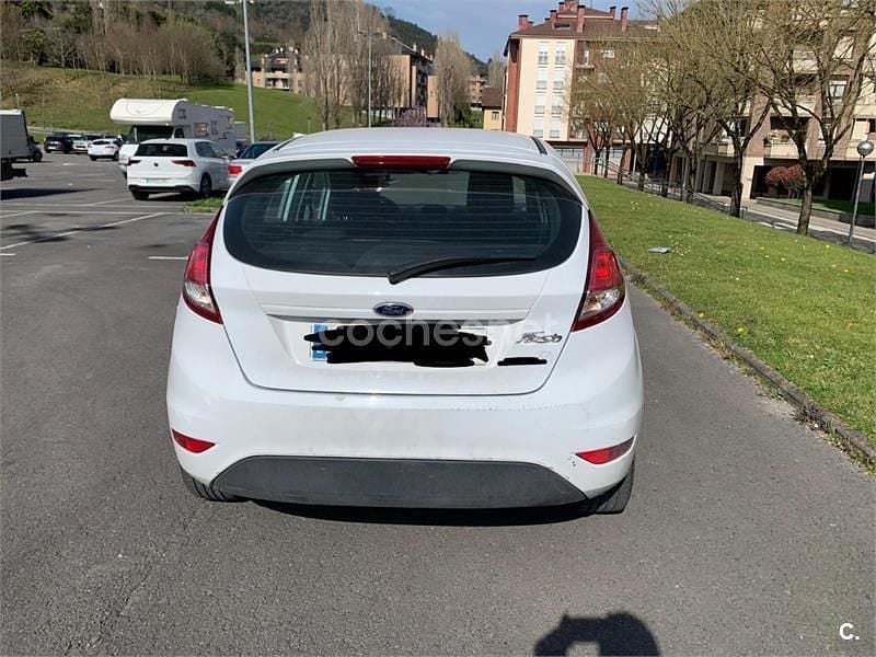 Usado Ford Fiesta Trend 95 CV (69 kW) 2015 Blanco Berlina