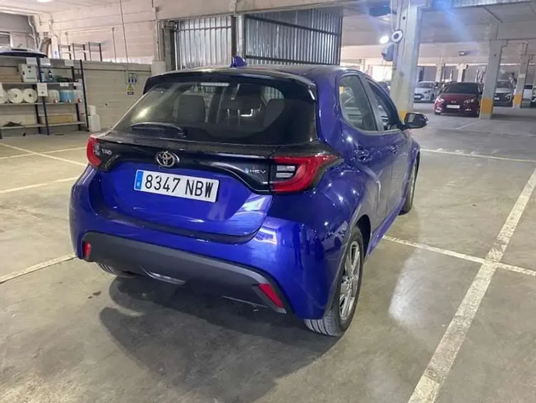 Usado Toyota Yaris Active 116 CV (85 kW) 2025 Azul Utilitario