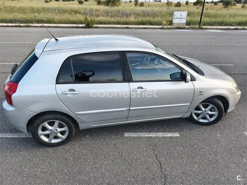 Usado Toyota Corolla Sol 110 CV (80 kW) 2002 Gris / plata Berlina