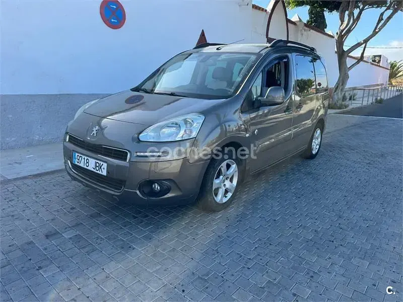 Usado Peugeot Partner Tepee Active 92 CV (67 kW) 2014 Verde Monovolumen