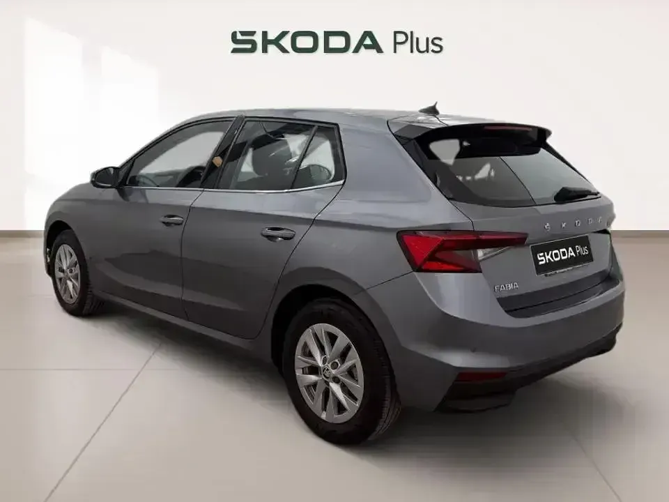 Usado Skoda Fabia Ambition 110 CV (80 kW) 2022 Gris Utilitario