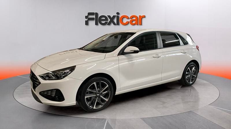 Usado Hyundai i30 110 CV (80 kW) 2023 Blanco Berlina