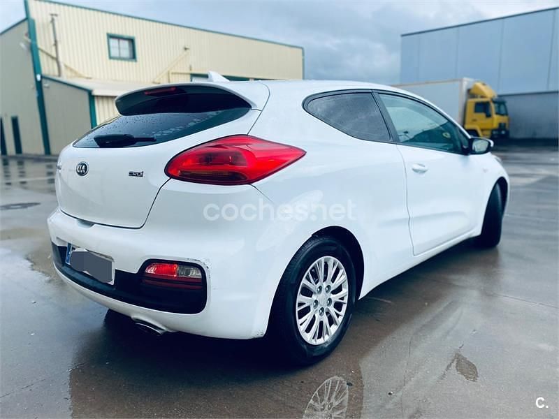 Usado Kia Ceed GT 110 HP (80 kW) 2014 Branco Sedan