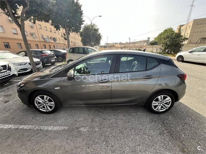Usado Opel Astra Selective 110 CV (80 kW) 2019 Gris / plata Berlina