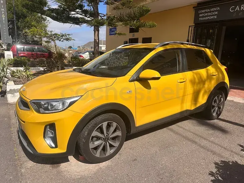 Usado Kia Stonic 84 CV (61 kW) 2022 Amarillo SUV