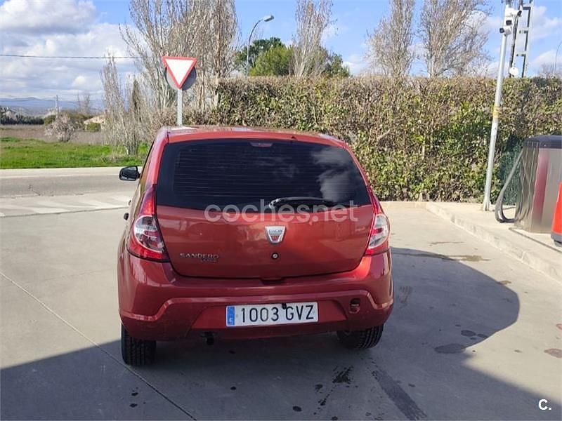 Usado Dacia Sandero Base 75 CV (55 kW) 2010 Granate Berlina
