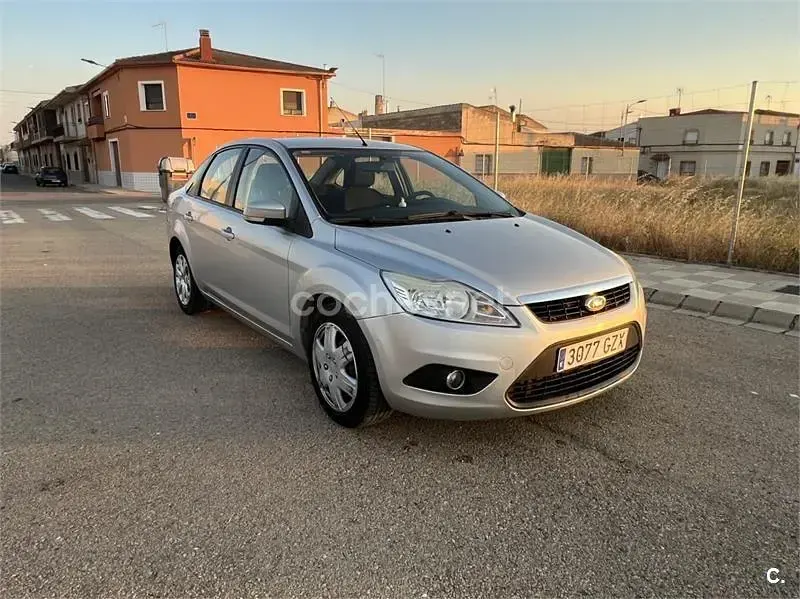 Usado Ford Focus Trend 109 CV (80 kW) 2010 Gris / plata Berlina