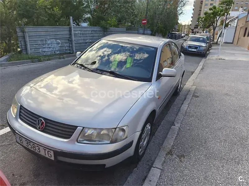 Używany VW Passat 90 KM (66 kW) 1997 Szary Sedan/Limuzyna