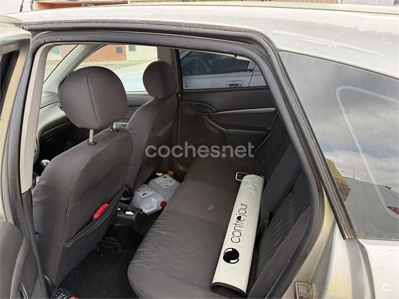 Usado Ford Focus Trend 90 CV (66 kW) 2003 Gris / plata Berlina