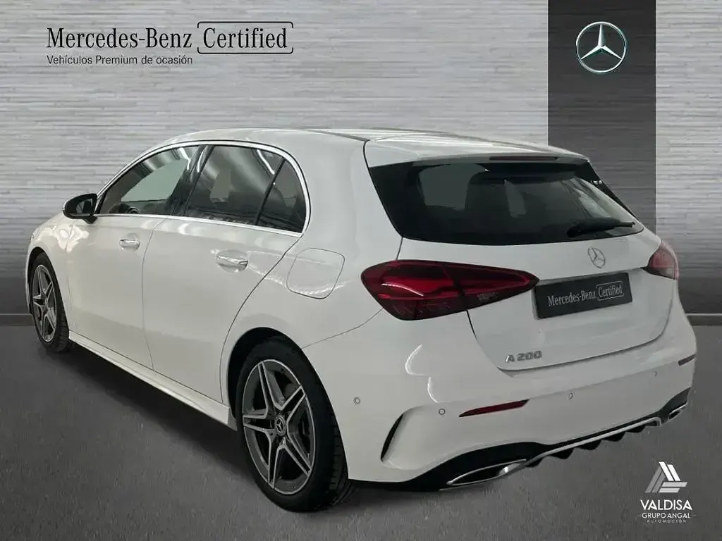 Käytetty Mercedes A200 AMG line 163 HP (119 kW) 2024 Valkoinen Sedan