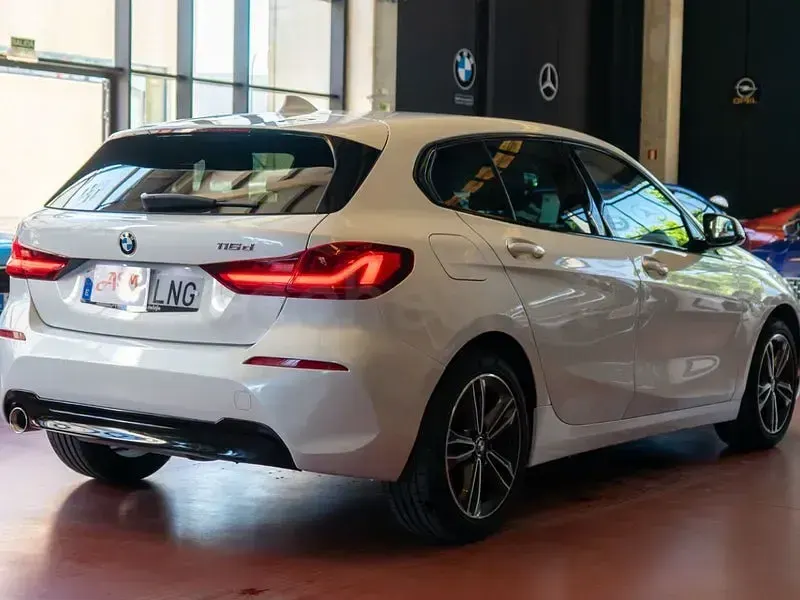 Usado BMW 116 Shadowline 116 CV (85 kW) 2021 Blanco Utilitario
