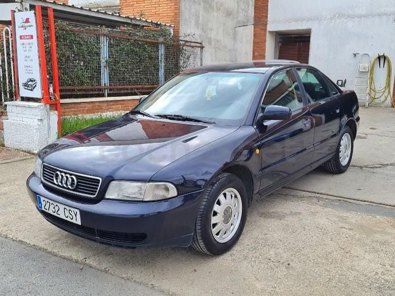 Usado Audi A4 Ambiente 150 CV (110 kW) 2000 Azul Berlina