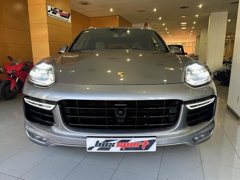 Usado Porsche Cayenne Turbo S 570 CV (419 kW) 2015 Gris metalizado SUV