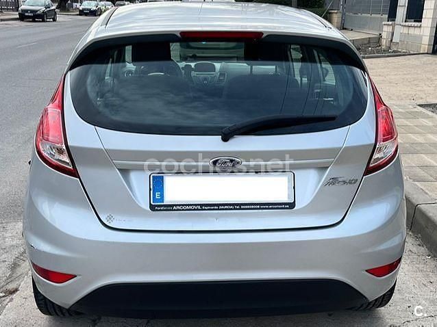 Usado Ford Fiesta Trend 82 CV (60 kW) 2014 Gris / plata Berlina