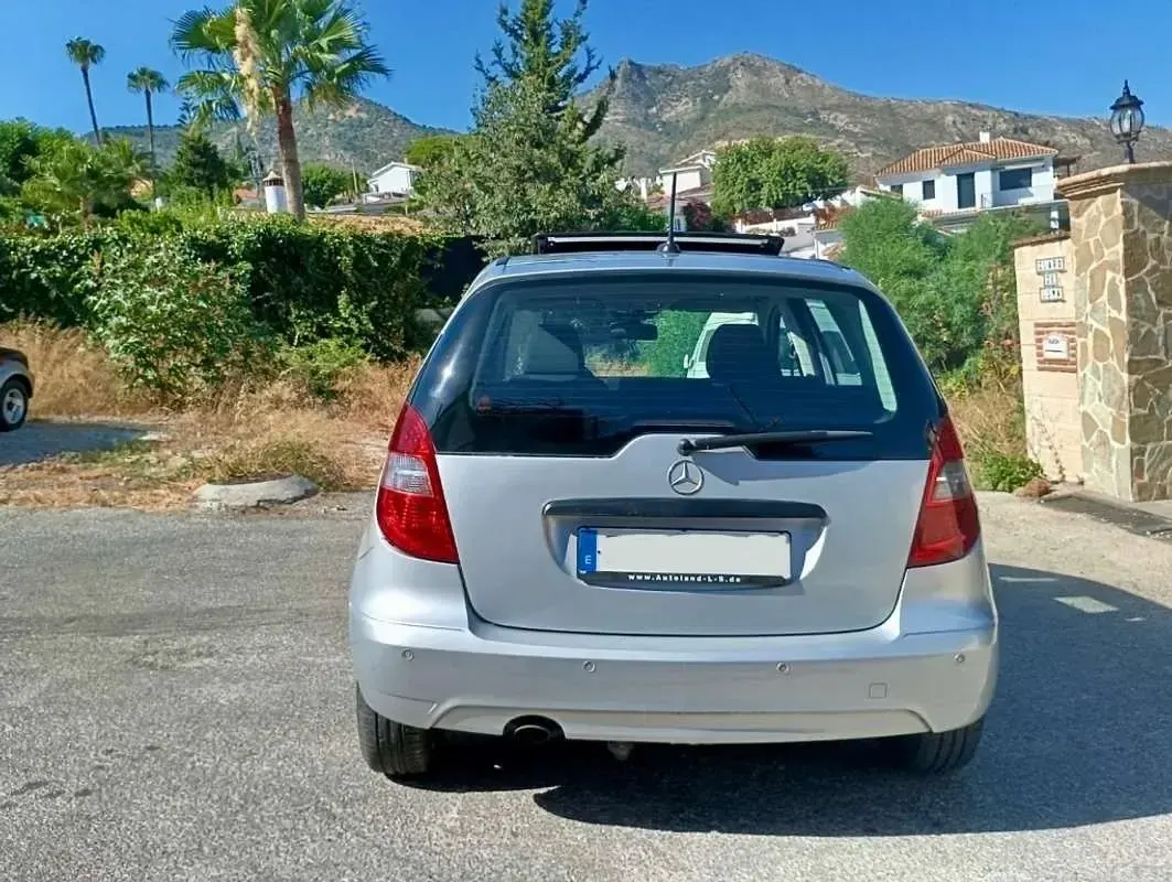 Usado Mercedes A180 Exclusive 109 HP (80 kW) 2010 Prateado Citadino